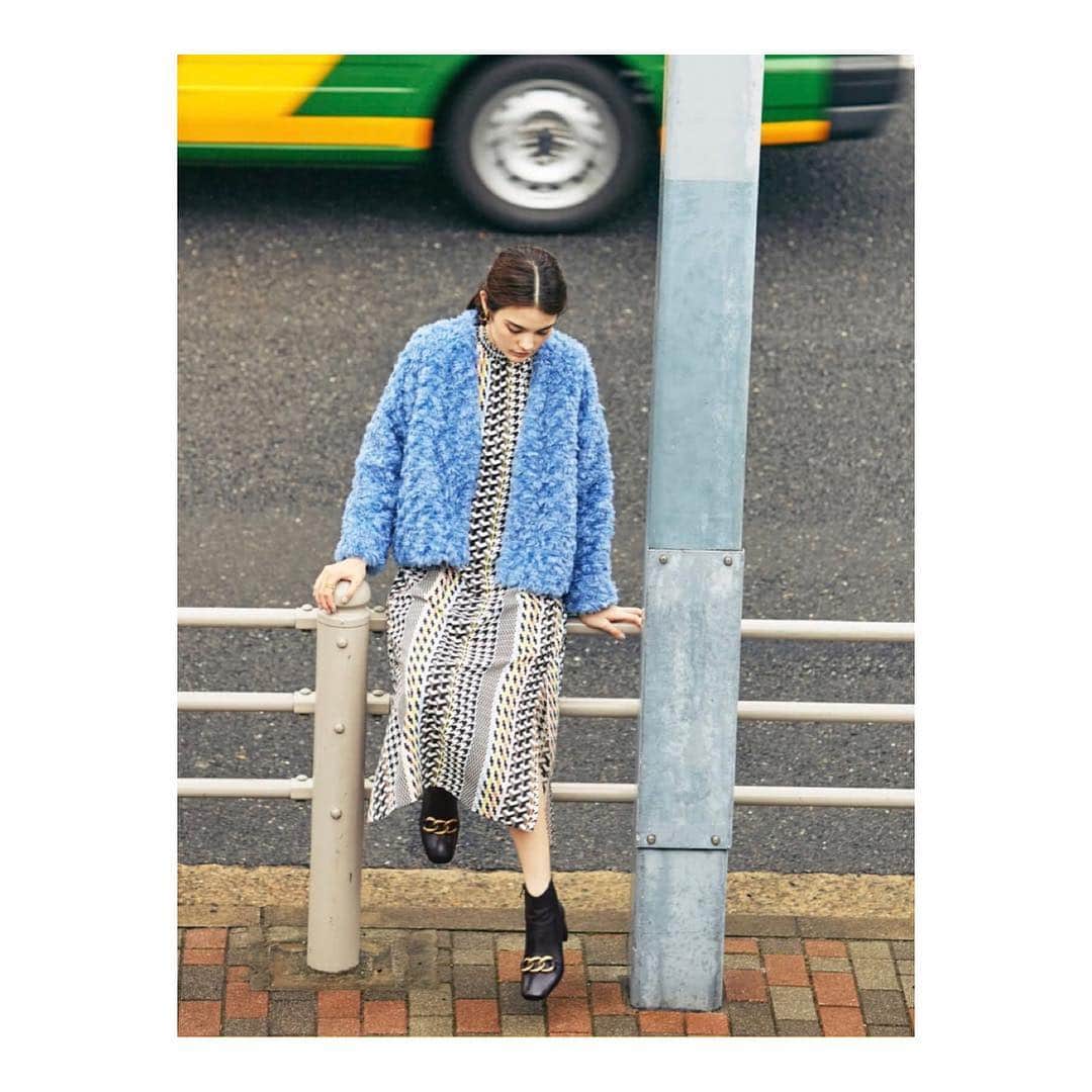 のインスタグラム：「"Jewel Changes AUTUMN 2018" . COAT ¥19,440（tax in） 6625-144-1053 DRESS ¥17,280 （tax in） 6626-144-2790 . #jewelchanges#jewelchangesAW18#autumnfashion #ladiesfashion #womenstyle #jcstagram#ジュエルチェンジズ #コート #エコファーコート #柄ワンピース #ワンピース #ワンピースコーデ #オシャレ配色の技ありコーデ#小山田早織」