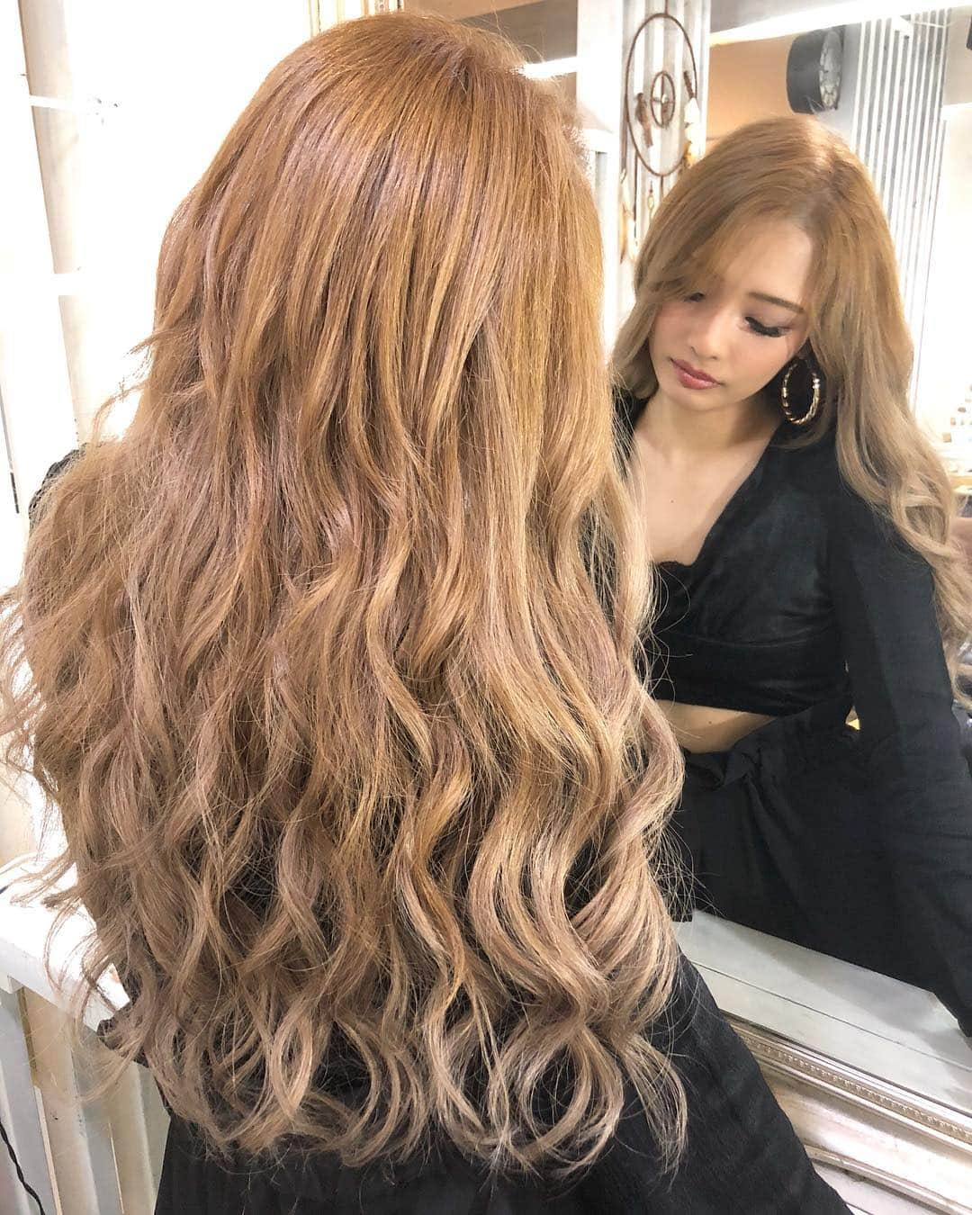 RiRiさんのインスタグラム写真 - (RiRiInstagram)「おはよん☀️ 昨日は、リタッチの日💇‍♀️✨ エクステを付けたまま、根元だけリタッチしてるよん❤️ エクステの質が良いから、２回に１回はリタッチだけで大丈夫なのだ😗🎶 ROLLENの紫シャンプー使ってるから、色落ちも心配なし🙆‍♀️✨ 💇そがっち @soga_rollen_gm 💈ROLLEN @rollen_official ☎️03-6721-1655 #hair #hairstyle #haircolor #hairextensions #harajuku #rollen #cjd_riri」9月28日 8時13分 - _ri420