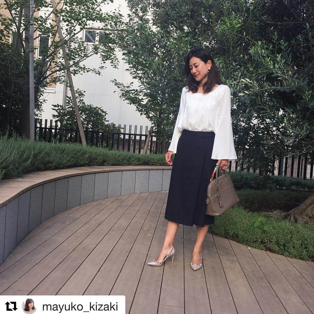 のインスタグラム：「オフィシャル EDIST. 木崎真由子さん @mayuko_kizaki のステキなコーディネートをリポスト✨ ・ ・ ★★★★★★★★★★★★★★★★ バタバタな朝… (コーデの写メはちゃっかり撮る笑) 今日も @edist.closet のマンスリーアイテムに頼って、お洋服選びも1分で完成❣️ * tops #ボンシルフ #bonnsylph  skirt #edistcloset  shoes #ヴァレンティノ #valentino  bag #hermes  ピアス #poem_accessory * * #オフィシャルEDIST #エディストクローゼットDセット#エディストクローゼット #持たないおしゃれ #断捨離 #ファッション #ママファッション #ママコーデ #オフィスコーデ #コーデ #通勤コーデ #お仕事コーデ #通勤ファッション #ootd #mamafashion #fashion #時短 * * 今週は長く感じ、やっと木曜日〜行ってきます✋」