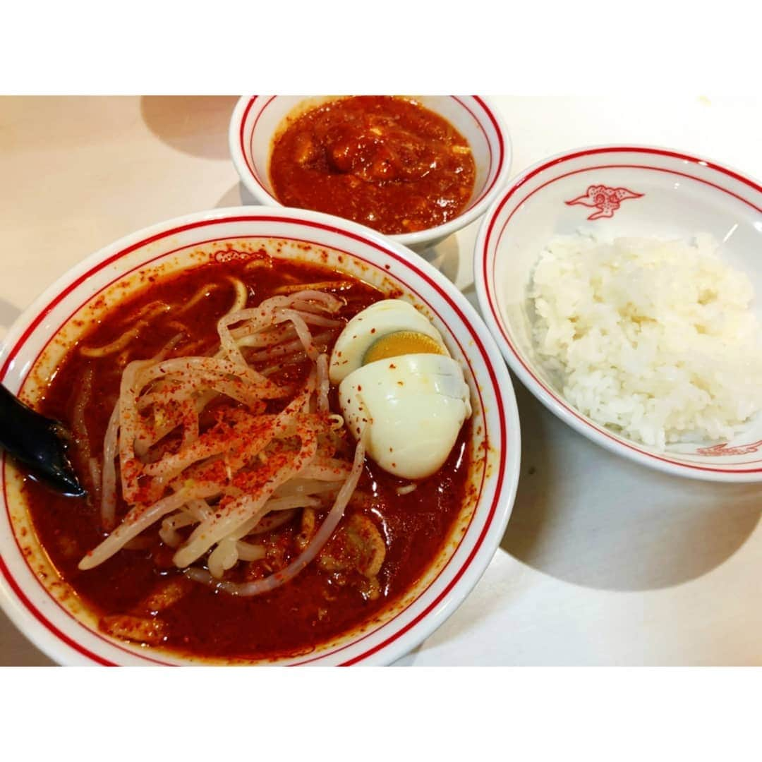 AYASAさんのインスタグラム写真 - (AYASAInstagram)「昨日は作業の合間に癒しを求めて...🍜✨ ・ 安定の#北極すぺちょう ですが、、、 過去最強に...甘かった(笑) 体調によって辛さの感じ方が違うんですかね？てゆか甘く感じるってどんな体調？(Ծ‸Ծ:) ・ 他のメニューも気になるけどやっぱり#北極すぺちょう を頼んでしまう今日この頃であった😎💓 #2回目のハッシュタグ ・ ・ #中本  #蒙古タンメン中本  #北極 #スペシャル超硬麺  #癒し #健康第一激辛党  #あれっ (´⊙ω⊙`) #インスタのこの縦列が食べ物縛りになっている件  #解除できてない (笑) #あんなに #宣言したのに  #次こそは ！！！」9月28日 8時42分 - ayasa_doya