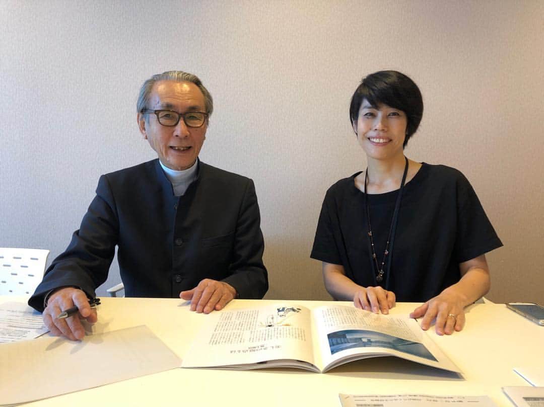 木村大作のインスタグラム：「ついに封切り。  以前番組でお世話になったNHKラジオの池田さんと。  このあとラジオ生出演。  #散り椿 #NHKラジオ第一 #すっぴん」