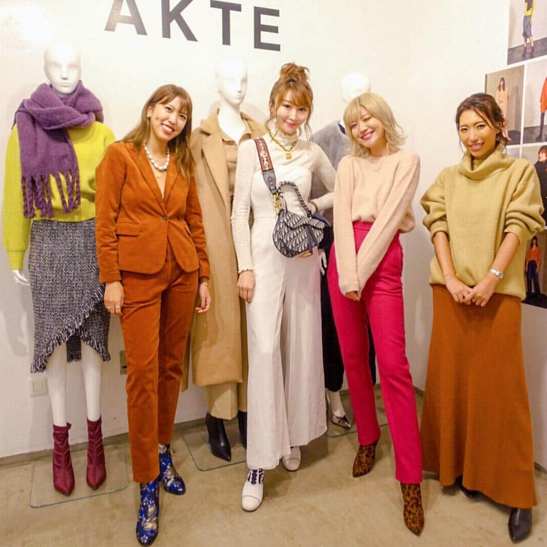 のインスタグラム：「#akte さんの ・ 2018AWへ🎀 ・ 今回も素敵な商品ばかり生地も好き😍 ・ コート綺麗だった🌈 ・ ・ ・ イタリア🇮🇹から帰ってきて太った私🐷 このムチムチ感ヤバイっ😱😱 頑張らなくては まずは胃を小さくしよ😑 ・ @akte_official  #fashion#fashionblogger  #ファッション#ootd#outfit#冬#winter #winterfashion #winteroutfit #コーデ#cordinate#style#oottd #fashiongram」