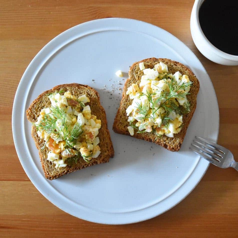 山崎佳のインスタグラム：「Today’s breakfast. ゆで卵と生ハムとディル。」
