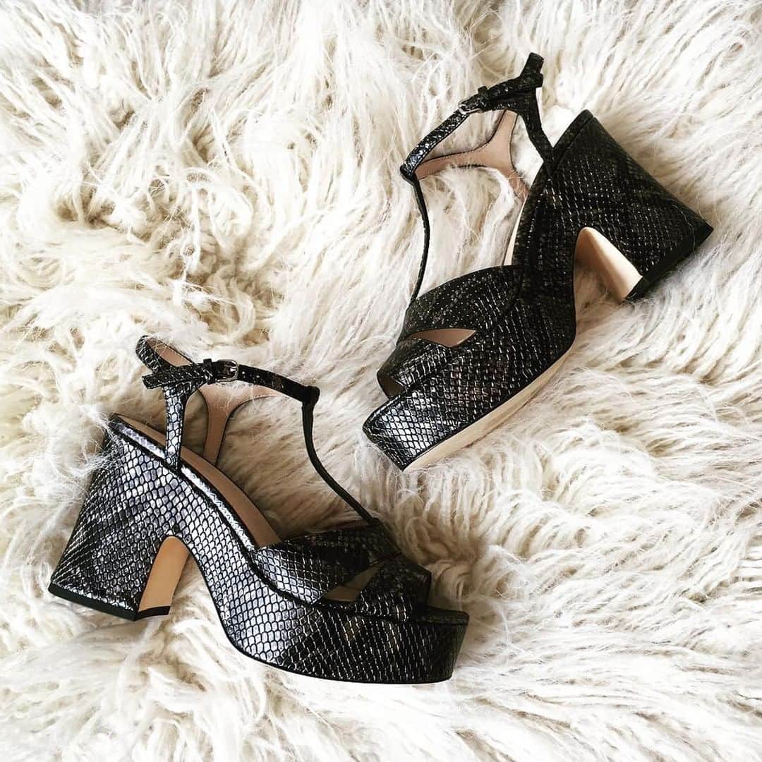 ポーララビクトレーのインスタグラム：「Snakeskin is the star of the show 💫  @betsykingshoes」