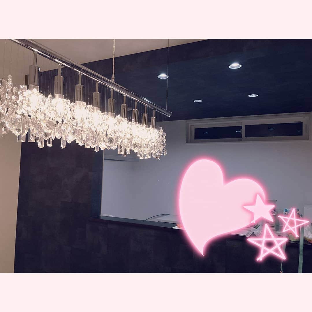 小嶋亜由美のインスタグラム：「我が家に憧れの #クランカー がやってきました〜  昼間はクールで、夜は灯りが入ると温かみのある印象 一目惚れしただけあって、とってもかっこいいです！  これから毎日、これを見ながらキッチンに立てると思うとワクワクします  #トーヨーキッチン  #シャンデリア #ダイニングの照明」