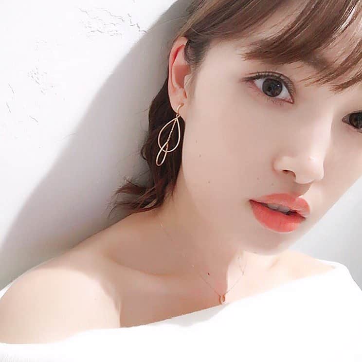 中山絵梨奈のインスタグラム：「おはよう☀️ . 今日つけているイヤリング、揺れると輪っかと輪っかが当たって耳元ですごく小さな音でカラカラ鳴るんだけど、それがとっても心地よくて歩くのが気持ちいい☀️ . お気に入りのイヤリング☺︎♥︎ Thank you Mom😚 . 今日は久しぶりに気持ちいい朝日で素敵な始まり！ 一日頑張りましょう！ #イヤリング #earrings #accessories」