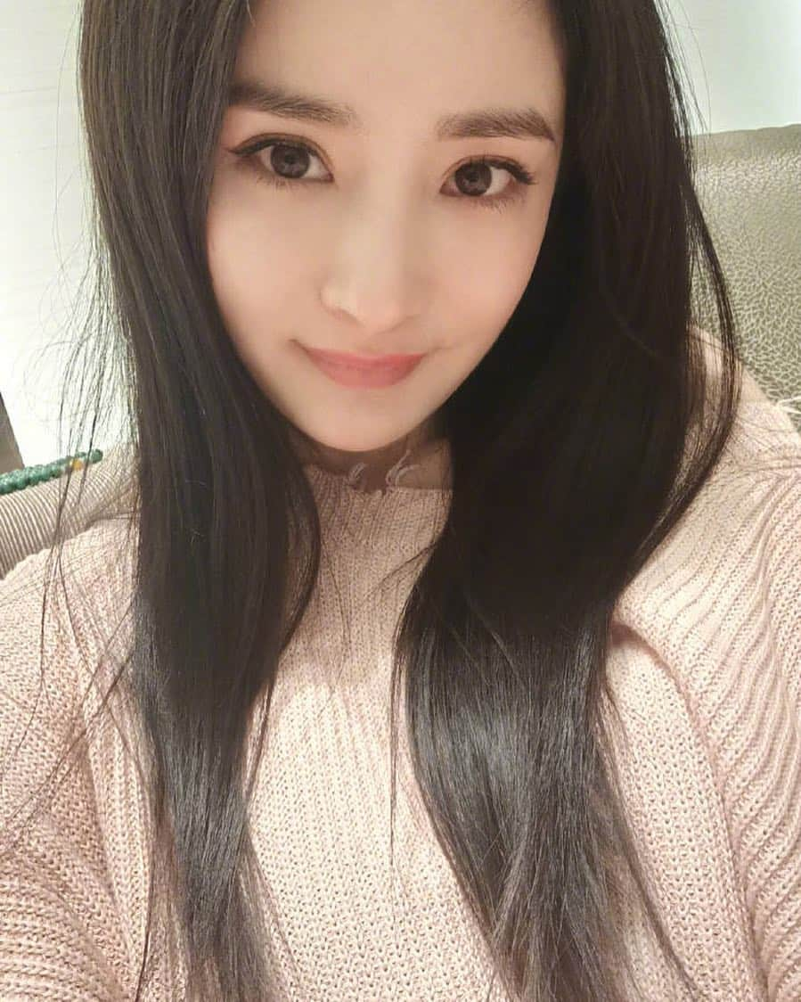 ヤン・ミー（Yang Mi）のインスタグラム：「Whatchadoin?😎下面留言打个招呼呗😊 #杨幂 #yangmi #楊冪 #mimi #selfie」