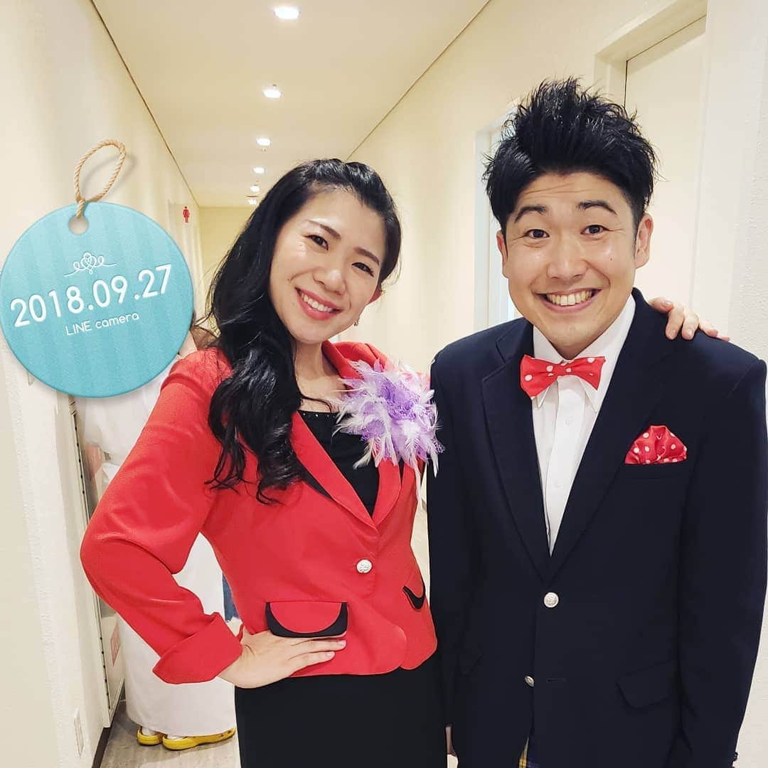 服部ひで子のインスタグラム：「『吉本新喜劇2028』  観に来てくださった皆様、ありがとうございましたm(_ _)m‼️‼️ レイチェルさんと 悪役兄弟役でした(*ov.v)o✨ 普段、あまりやらない役なので 新鮮で、非常に楽しかったです😊！ 次回は、 10月28日(日)。 ゲストあり！の、ハロウィーンスペシャルです🎃💀👻👿✨ まだ出演者未定ですが、 是非！なんばグランド花月へお越しくださいませ(((o(*ﾟ∀ﾟ*)o))) 関係ないですが、 三枚目の📸、まりこ姉さんは 約16年前の恋愛話を熱弁している時です！  同じ話を100回くらい聞いています。 さすがに、そろそろ恋愛話、 更新してほしいです🐤笑。。。 人の事言えませんが💀💨笑  #吉本新喜劇 #よしもと新喜劇 #新喜劇 #なんばグランド花月 #吉本新喜劇2028 #佐藤太一郎 #松浦真也 #清水啓之 #レイチェル #カバ  #金原早苗 #森田まりこ #服部ひで子 #鮫島幸恵 #松浦景子 #葛原亜依」