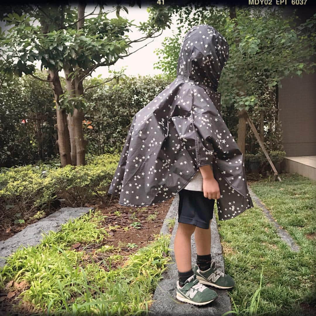 高橋まりなさんのインスタグラム写真 - (高橋まりなInstagram)「. 連日の雨☔️ 今日はすっきり晴れて良かった♡ 明日は台風だとか…😞 . 『傘はジャマだから…』 という息子のために🙄、星柄のレインコートを新調しました⭐️ @kobe_lettuce (X344) . ポンチョ型なので、ボタンを閉める手間がなくて楽〜🙌🏻 幼稚園リュックを背負ったままで🆗です✧ . . . #ポンチョ#神戸レタス#kobelettuce#petitlettuce#レインコート#レインポンチョ#kiu#喜雨#きう#星柄#息子#5歳#幼稚園生#傘代わり#躍動感#雨#rainyday#台風」9月28日 17時28分 - marina._.takahashi