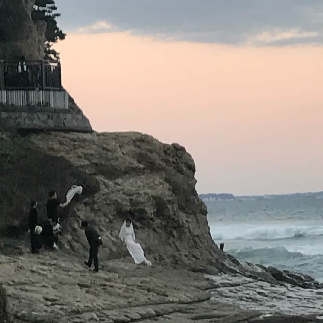 益子直美さんのインスタグラム写真 - (益子直美Instagram)「夕日が砂浜に赤く映ってキレイ。 江ノ島方面は暗〜い！ 強風の中のウェディングの撮影、気をつけて〜！！ #海  #湘南  #稲村ヶ崎公園  #江ノ島  #夕日  #ウェディング撮影」9月28日 17時40分 - naomi.masuko