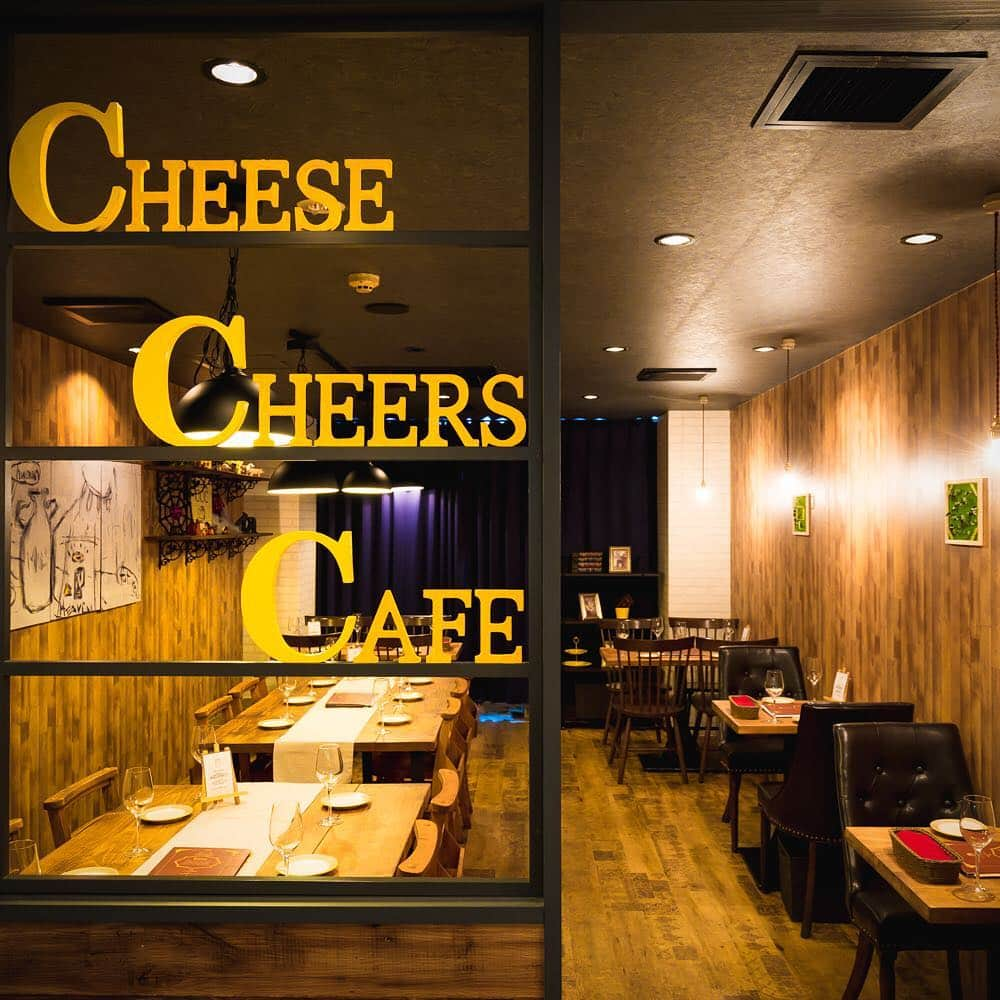 Cheese Cafe ラメゾン301 Bonjourのインスタグラム：「店内は山小屋をイメージして木を基調としな内装。 その雰囲気で食べるチーズはまた別格😝  #ccc三宮  #チーズチーズカフェ三宮 #山小屋 #渋谷発 #関西初上陸 #ラクレットチーズ #ラクレットチーズバーガー」