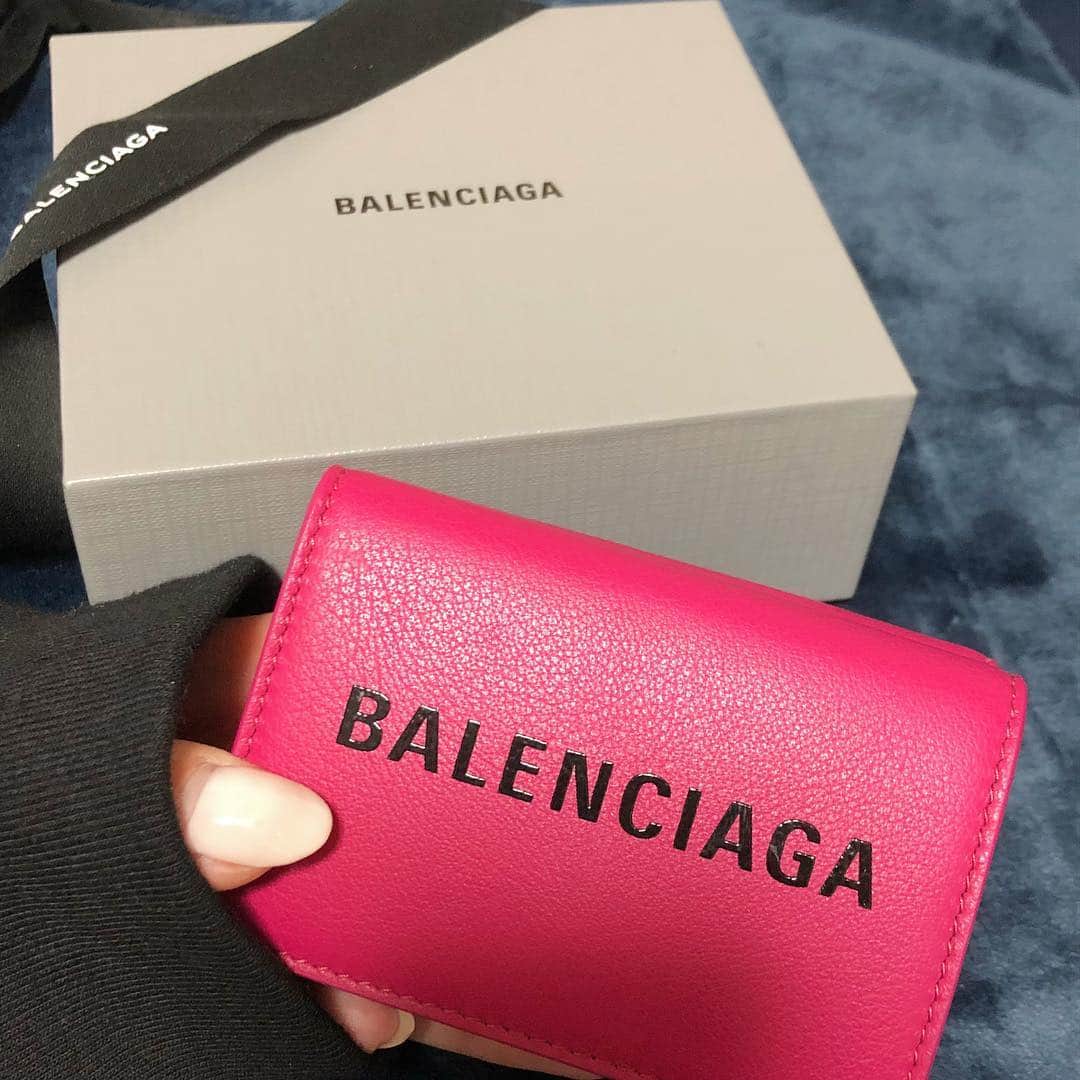 渡辺茉莉絵のインスタグラム：「ずっとずっと欲しかった#バレンシアガ の#ミニ財布 💗👛 定番のとも迷ったけど新作のピンクが可愛すぎて即決しました🙊💕 ちっちゃいバッグの時に大活躍してくれそう♡かわいいなあ♡ #balenciaga #balenciagawallet #pink #pinkwallet #shopping #happy #ピンク大好き #バレンシアガ財布 #ピンクのお財布 #お買い物好き #アラモアナ #アラモアナショッピングセンター #ハワイ #ハワイ旅行」