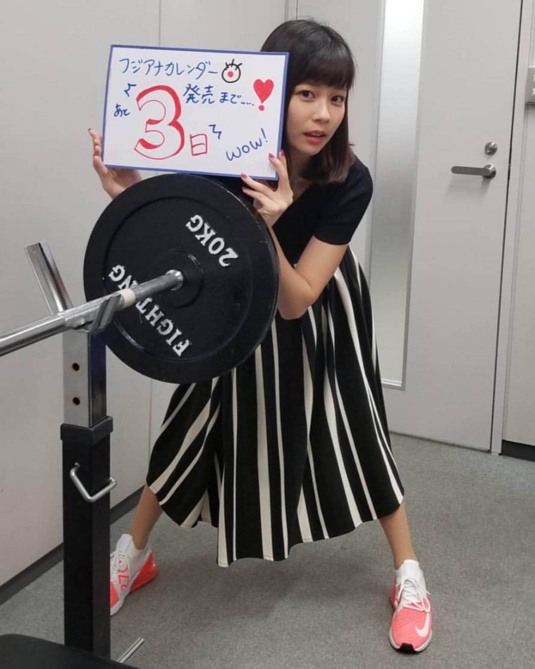 フジテレビアナウンサーのインスタグラム：「10月1日のフジテレビ女性アナウンサーカレンダーの発売日まであと3日☺️ 今日は鈴木唯アナウンサーによるカウントダウン🙋‍♀️ 少女のような雰囲気の鈴木アナは、実は笑顔が苦手だと公言しています😲 今回も撮影直前まで照れ笑いを浮かべ、少し戸惑っているようでしたが… いざ撮影が始まると、雰囲気は一変😳  立ち会った男性陣は、ファインダー越しの瞳に吸い込まれそうになり、どよめき、『女の人って怖い…』とつぶやく人もいたとか✨  ここでしか見られない小悪魔な微笑み、ぜひ堪能してください😍  #ストーリー も毎日更新中😇明日は誰かな🤔 #鈴木唯 #フジテレビアナウンサー」