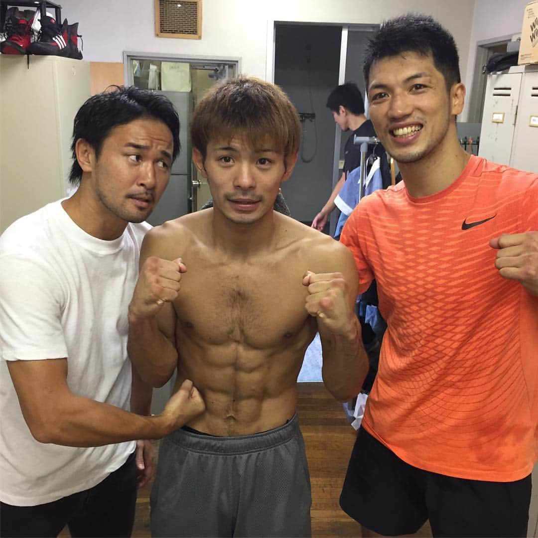 村田諒太さんのインスタグラム写真 - (村田諒太Instagram)「本日の練習より 山中先輩がジムに顔出してくれました 真ん中の裸ちゃんはジムのホープ、波田大和です #ボクシング #boxing #帝拳 #teiken #山中慎介 #波田大和 #大和心」9月28日 18時20分 - ryota_murata_official