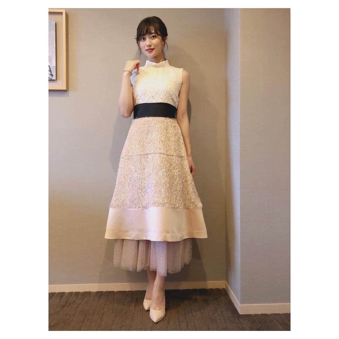 奥山かずささんのインスタグラム写真 - (奥山かずさInstagram)「先日行われた 第2回ミス美しい20代コンテストに ゲスト登壇したときの衣装☺︎ . dress👗 @ruvieofficial  pumps👠 @dianashoespress  accessory💍 @imac_jewelry」9月28日 18時39分 - kazusa_okuyama_official