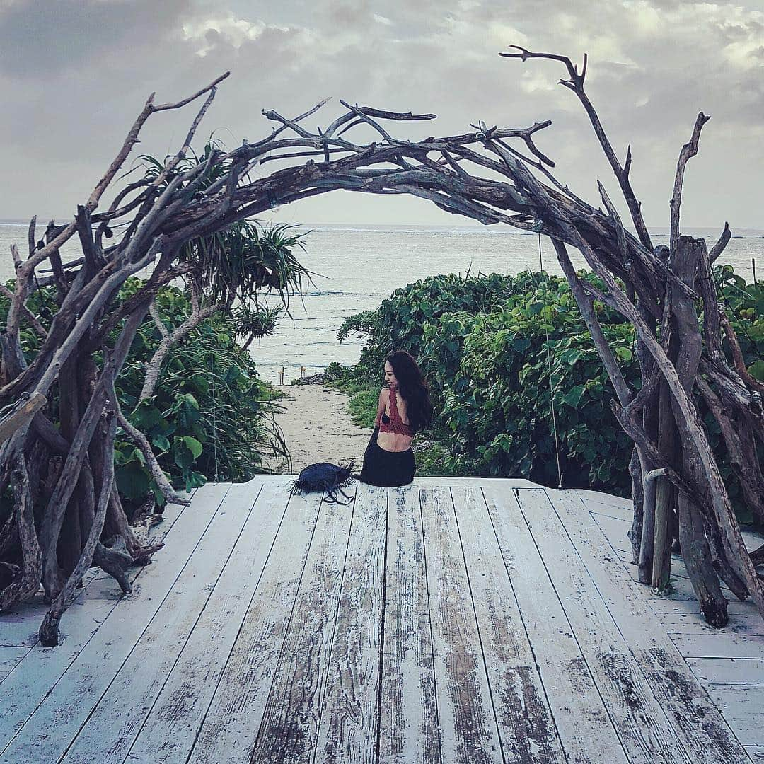 加藤桃子さんのインスタグラム写真 - (加藤桃子Instagram)「1つ前の投稿のcafe、島野菜カフェ Re:Hello BEACHにある #インスタ映えスポット 🤭🖤﻿ ﻿ #島野菜カフェ #リハロウビーチ﻿ ﻿ #ishigakiisland ﻿﻿﻿﻿ #ishigakiglutathione ﻿﻿﻿﻿ #ishigakiadvanced ﻿﻿﻿﻿ #travel #trip #travellover ﻿﻿﻿﻿ #石垣島旅行 #石垣島 ﻿﻿﻿﻿ #石垣島観光 #石垣島グルメ #石垣島カフェ﻿﻿﻿﻿ #石垣島ドライブ #石垣島好きな人と繋がりたい﻿﻿﻿ #タビジョ﻿ ﻿」9月28日 12時09分 - mom0.japan