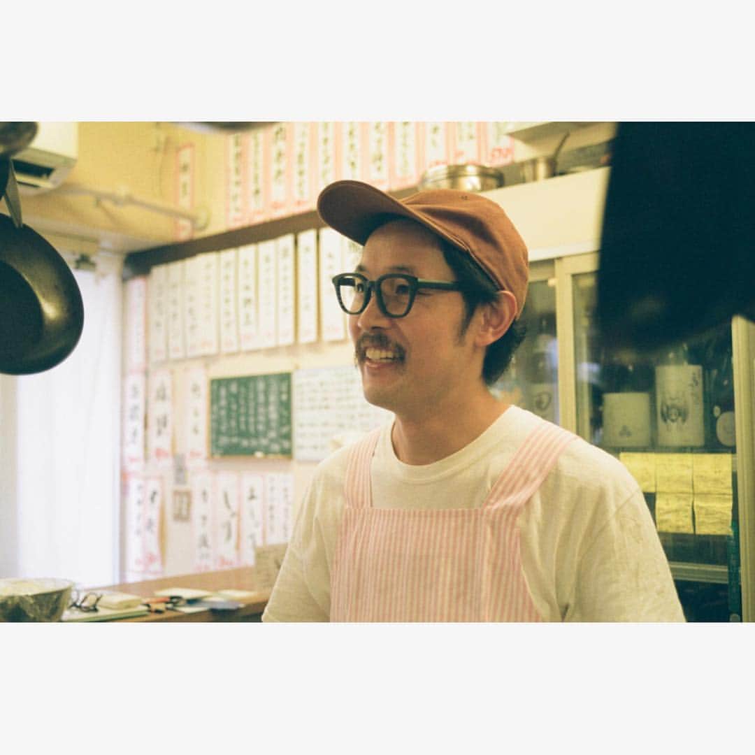 Zoff Officialのインスタグラム：「TOKYO GUIDE MAP EYE am a HERO! . 小林雄一さん/ オーナー 【代田橋_しゃけスタンド】 . ZA181038_13D1 ¥5,400(税込) . PHOTOGRAPHY 草野庸子 . 頭からしっぽまでしゃけをあますところなく . 生しゃけを焼いて大根おろしと一緒に食べる、ただそれだけのことで、こんなにも幸せになれるとは……。 日本一の焼きしゃけ定食が食べられる居酒屋として名高い「しゃけ小島」の姉妹店としてオープンした「しゃけスタンド」。 杉並区代田橋の沖縄タウンにある、都会のエアポケットのようなこの立ち飲み屋では、オーナー・小林雄一さんが北海道は釧路から仕入れている自慢のしゃけを中心とした食事やアルコールを味わえる。 一本買いしているというしゃけを頭からしっぽまで味わうのもオツだが、名物のおでんやスパイスの効いたカレーも忘れてはならない。とにかく食べたいもの、呑みたいものが多すぎて、一度ならず二度三度と通いたくなる店だ。 . SHAKE STAND / I didn’t know that I could be so happy only by tasting a piece of grilled salmon with grated radish on the side… “Shake Stand” (“Shake” means salmon, pronounced sha-ke) opened as a sister shop of “Shake Kojima,” a Japanese-style bar famous for their best Shake Teishoku (salmon combo meal) in Japan. Located inside of Okinawa Town in Daita-bashi, Suginami-ku, this tiny standing-only bar makes you feel like you are in an urban air pocket. With a variety of alcoholic beverages, you can enjoy their signature meals featuring specialty salmon which the owner Mr. Yuichi Kobayashi purchases from Kushiro in Hokkaido. It is quite cool to enjoy the entire salmon from head to tail, but you shouldn’t forget their other specialties like Oden (fishcake and vegetable stew) and spicy curry and rice either. Because of the vast variety of foods and drinks offered, one visit is not enough and makes you want to go back for more. . #zoff#fashion#glasses#eye#eyewear#eyewearstyle#new#lens#optical#メガネ#tokyo#tokyoguidemap#eyeamahero」