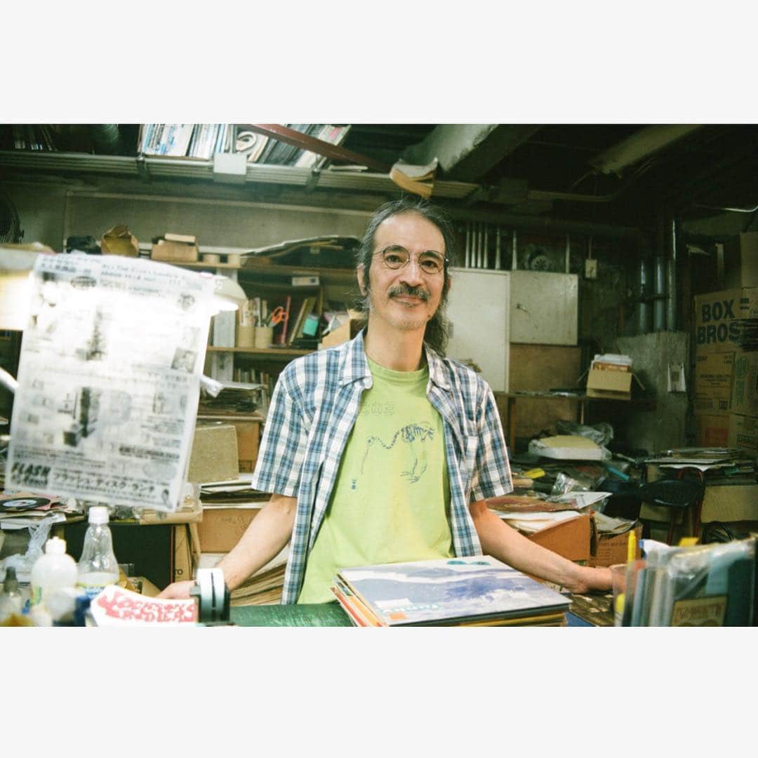 Zoff Officialのインスタグラム：「TOKYO GUIDE MAP EYE am a HERO! . 椿正雄さん/ 店長 【下北沢_Flash Disc Ranch】 . ZK182007_14E1 ¥9,720(税込) . PHOTOGRAPHY 草野庸子 . 数々の伝説を目撃してきた音楽の街の生き証人がいる店 . 音楽の街・下北沢。 1982年創業のレコード店「フラッシュ・ディスク・ランチ」の店長・椿正雄さんは30年以上にわたって、この街の伝説を目撃してきた生き証人と言っていいだろう。 店内を見渡すと、そこかしこに有名アーティストのサインがずらり。 「やたら熱心にディグってる二人組がいるなぁって見てたら、実はそれが日本の伝説的なパンク・ロック・バンドのヴォーカルとギターだったりとか……そういうことはしょっちゅうですよ（笑）」。 近年、レコードの人気が再燃していることもあり、若者や海外からのお客さんも多いらしい。この先も下北沢の音楽シーンの守り神的存在として末長く続けていってほしいと願うばかりだ。 . FLASH DISK RANCH / Town of music, Shimokitazawa. Mr. Masao Tsubaki, a manager of the record shop "Flash Disk Ranch" founded in 1982, is a living witness who has been observing the legends of this town for more than 30 years. Overlooking inside of the store, you’ll find numerous autographs by famous artists. “I was wondering like, who are those two guys digging the vinyl records so enthusiastically? Then they turned out to be the lead singer and guitar player of the legendary Japanese punk rock band. Here this kind of thing happens all the time(laughs).” Because the analog vinyl is making a comeback in recent years, the shop is attracting more customers of younger generations and foreigners. We sincerely hope that he will continue for many more years as guardian-angel of Shimokitawzawa’s music scene. . #zoff#fashion#glasses#eye#eyewear#eyewearstyle#new#lens#optical#メガネ#tokyo#tokyoguidemap#eyeamahero」