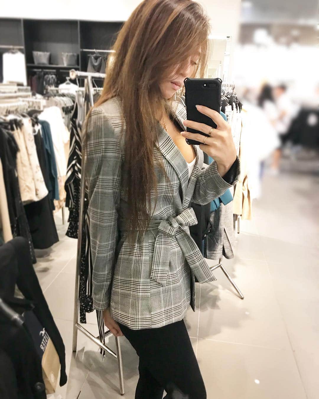 芹澤明日香さんのインスタグラム写真 芹澤明日香instagram 問い合わせ多かった このジャケットはh Mだよん ウエストが結べるのはほんとに形綺麗 Hm ママコーデ 女の子ママ ママライフ モノトーンコーデ かっちりコーデ ママさんと繋がりたい