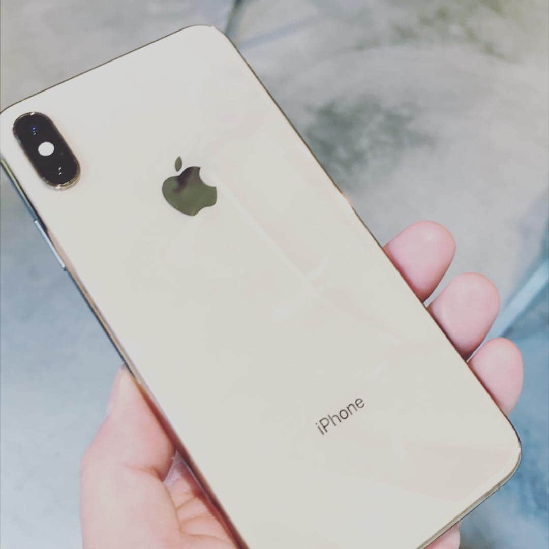 渡部建のインスタグラム：「iPhone Xs Max!  ディスプレイが大きくてクリアで見やすい！ #iphone #xsmax」