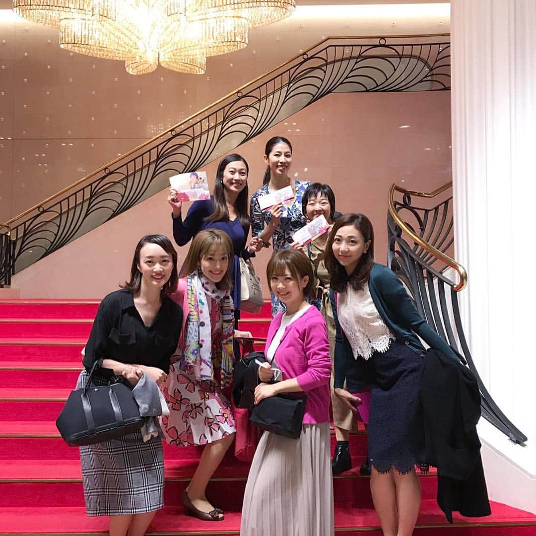百千糸のインスタグラム：「昨日は同期で花組観劇でした^_^ まりこ、たそ、ちなつの重要な役どころと活躍に目が離せませんでした！ そしてこの公演で卒業するたそ。 笑いと涙が次々と…涙  本当にハートのある役者でありパフォーマー。 卒業の日まで頑張ってねー！！」