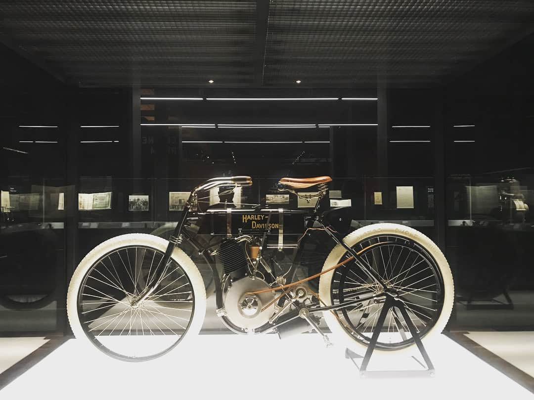 綾部祐二さんのインスタグラム写真 - (綾部祐二Instagram)「At the Harley Davidson museum in Milwaukee, Wisconsin.  @harleydavidson @hdmuseum @harleydavidsonjapan #harleydavidson」9月28日 13時37分 - yujiayabe