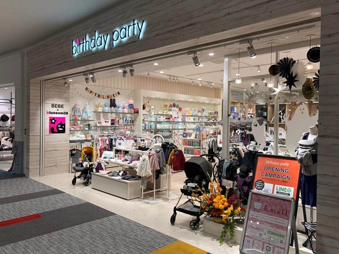 blossom39_officialのインスタグラム：「本日バースデイパーティーららぽーと名古屋みなとアクルス店がオープンいたしました！！！ 子供服のBeBeとblossom39 のコラボ店舗《バースデイパーティー》2店舗目のオープンとなります♡ . 店内には充実のラインナップで皆様をお待ちしております！ . #blossom39 #ブロッサム39 #bugaboo #bee5 #babyzenyoyo #cybex #ergobaby #babybjorn #lulujo #marlmarl #新店舗 #オープン #ららぽーと名古屋みなとアクルス」