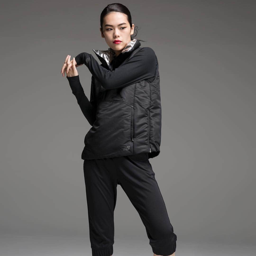 New Balance Japan Women のインスタグラム：「毎日のおしゃれからスポーツ、旅先のシーンまで、様々なシーンで着こなしを楽しむことができる、「5WAYコレクション」。 トップス : NB ラディアントヒートハーフジップベスト インナー : TRANSFORM ロングスリーブTシャツ ボトム : 5-WAY 格子ダブルニットカプリパンツ  #NB#newbalance#nergize」