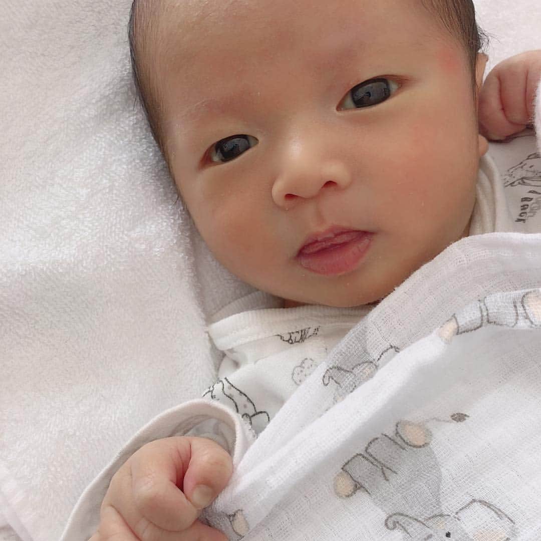 214krnのインスタグラム：「生後21日 ・ 産まれて3週間👶🏻 早いような遅いような🤣 ・ まだまだ昼夜逆転して 夜中に元気な日多く寝不足やし 母乳の勢いよすぎてむせて 顔真っ赤にしてて可哀想になるし 慣れへんことが多い😭 ・ けど日に日に可愛さわ増してて ほんまにずっと見てられる🤤」