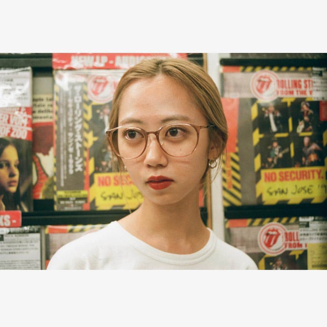 Zoff Officialのインスタグラム：「TOKYO GUIDE MAP EYE am a HERO! . 垣畑真由さん/ 元スタッフ 【新宿_ディスクユニオン新宿ロックレコードストア】 . ZJ71020_C-3 ¥9,720(税込) . PHOTOGRAPHY 草野庸子 . 60-70’sロックのレコードはこの店でオリジナルで探すべし！ . レコード店で働きつつDJやセレクター、編集者として活躍する垣畑真由さんが60-70年代のロックのレコードを中心に扱う「ディスクユニオン新宿ロックレコードストア」で働き始めたのは高校3年生の頃。 レッド・ツェッペリンなどロックに傾倒し、レコードの魅力に入り込んでいった彼女は多くのことをこのお店で学んだという。 「それぞれのジャンルのプロ的な店員さんが揃っていて、会話もマニアックですごく面白いんです。 追いつかなきゃ！の一心でだいぶ鍛えられました（笑）」。 そんな彼女は今年、新たな試みとして音楽誌「RAPTURE magazine」を立ち上げた。ディスク・レビューやインタビューなど充実した内容。音楽シーンに新しい風を吹かせる彼女のルーツはここにあった。 . DISK UNION / It was around her senior year in high school when Ms. Mayu Kakihata, who currently works at vinyl record shop while she is also active as DJ, selector, and editor, started working at “DISK UNION Shinjuku Rock Record Store” which mainly carries rock vinyl records from the 60s and 70s. She says she absorbed rock music such as Led Zeppelin and learned a lot of things at this shop. “The store is complete with professionals in their own genre, and conversation gets really interesting. I was trained by my sole concentration of ‘I must catch up!’” This year she launched a music magazine called "RAPTURE magazine" introducing a lot of reviews and interviews. You could see her root of bringing the fresh perspective to the music industry. . #zoff#fashion#glasses#eye#eyewear#eyewearstyle#new#lens#optical#メガネ#tokyo#tokyoguidemap#eyeamahero」