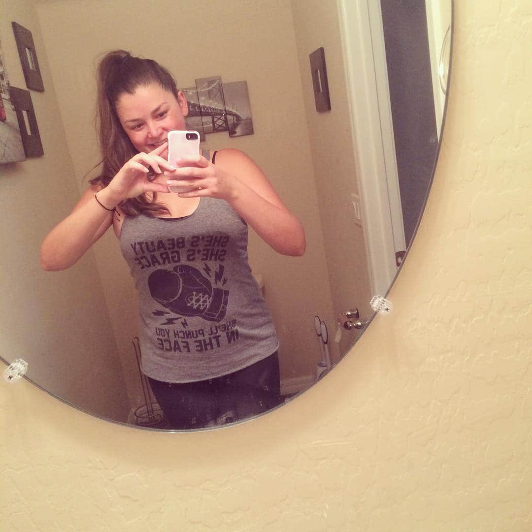 アリー・ヘイズのインスタグラム：「Off the the gym! Wanna give a shout out to my girl @cupcakedujour for getting me this awesome motivational shirt hehe 😜 I feel like a #workoutworrior」