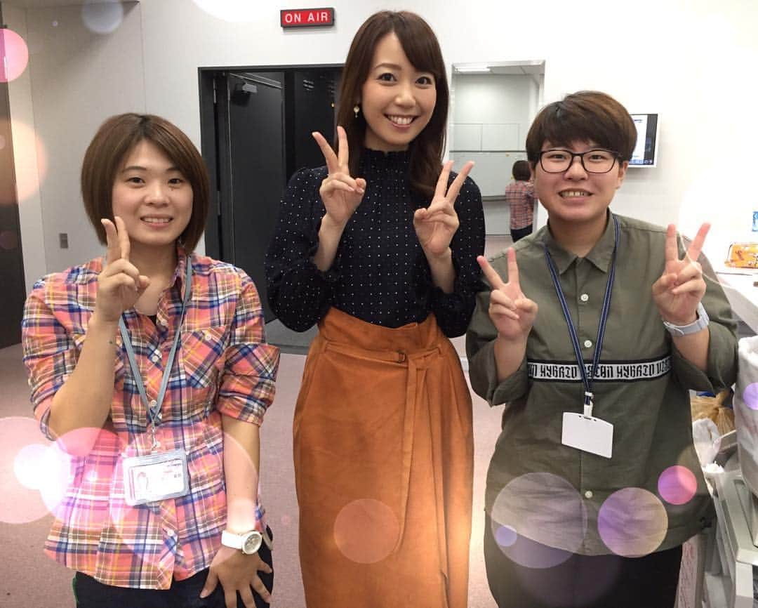 須黒清華のインスタグラム：「昨日のWBS終了後、お世話になったADちゃんたちと‼︎ みんな、今週でひとまず卒業なんです… 悲しいなぁ。 4月からWBSに加わって、流れが全然わからない時からたくさんたくさん助けてもらいました💦 スタジオに入る時、いつもさりげなくドアを開けて待ってくれていたり、 OA後には笑顔でスタジオから送り出してくれたり。 そんな気遣いにいつも救われてました😢✨ 本当に有難うっ✨✨ #ワールドビジネスサテライト #ADちゃんたち #いつも救われてました」