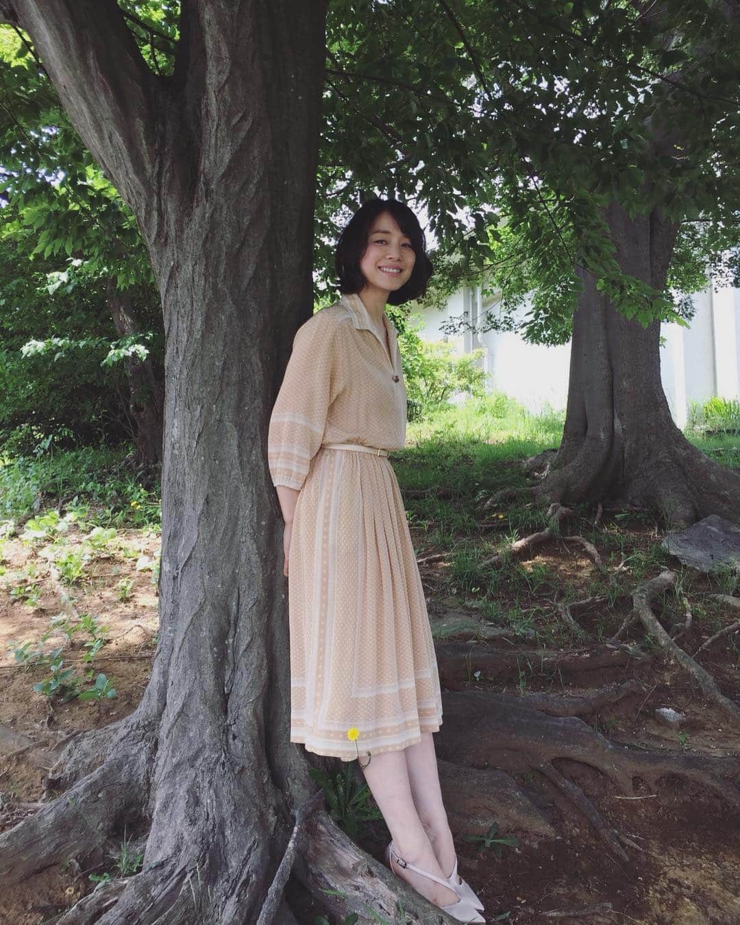 石田ゆり子さんのインスタグラム写真 - (石田ゆり子Instagram)「資生堂表情プロジェクト。 撮影時のオフショット🎈 なんとなく懐かしい、 お嬢さん風ワンピースを 着せていただきました。 この写真、足元に偶然タンポポ が咲いてる！😊👏🏻 なんだかぴったり。嬉しいです。 #資生堂表情プロジェクト」9月28日 19時36分 - yuriyuri1003