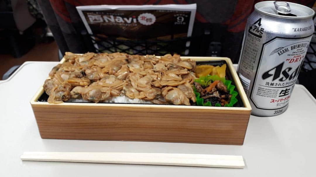 木村大作のインスタグラム：「富山へ 恒例のアサリ弁当と。 #散り椿 #深川弁当 #富山」