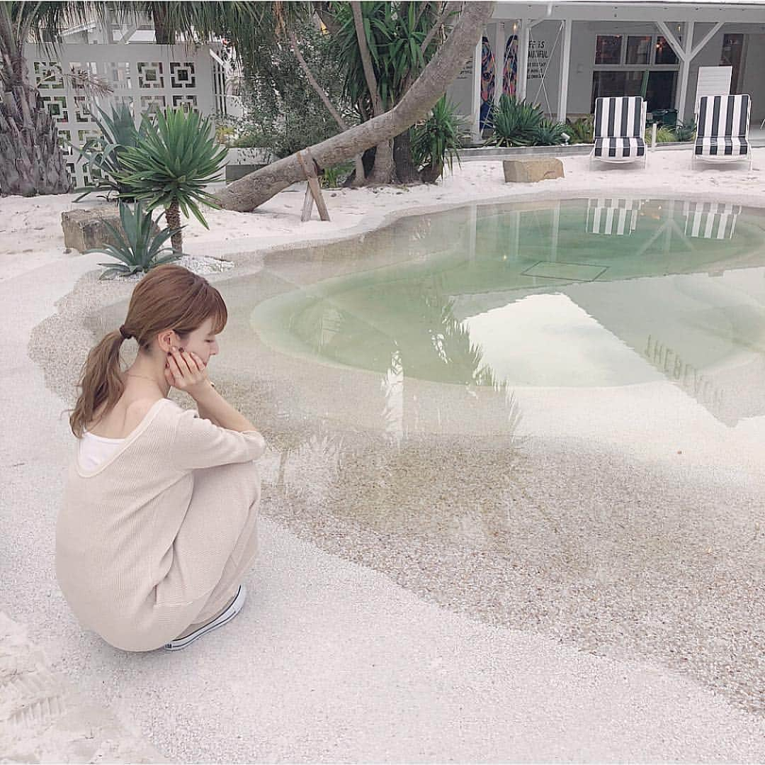 工藤はるかさんのインスタグラム写真 - (工藤はるかInstagram)「ㅤㅤㅤㅤㅤㅤㅤㅤㅤㅤㅤㅤㅤ 最近 雨の日が多い😭🌧 ㅤㅤㅤㅤㅤㅤㅤㅤㅤㅤㅤㅤㅤ  くせ毛のわたしは雨の日は髪が広がるので @amenimo2018 シリーズでケアしています🌿 ㅤㅤㅤㅤㅤㅤㅤㅤㅤㅤㅤㅤㅤ もう継続して半年くらいになりますが これを使うと本当に広がりにくい！ しっとりまとまりやすくなるので クセで広がりやすい方にはとってもおすすめです◯ ㅤㅤㅤㅤㅤㅤㅤㅤㅤㅤㅤㅤㅤ そして香りもハナマル！🙆🏻‍♀️💮 特にヘアオイルを使うと 香りを褒められることが多くてうれしい ❤︎ ㅤㅤㅤㅤㅤㅤㅤㅤㅤㅤㅤㅤㅤ #ビューティーエクスペリエンス #amenimo #アメニモ #ヘアケア  #雨の日でも髪広がらない #くせ毛 #ヘアオイル #PR #髪質改善」9月28日 19時54分 - har_326