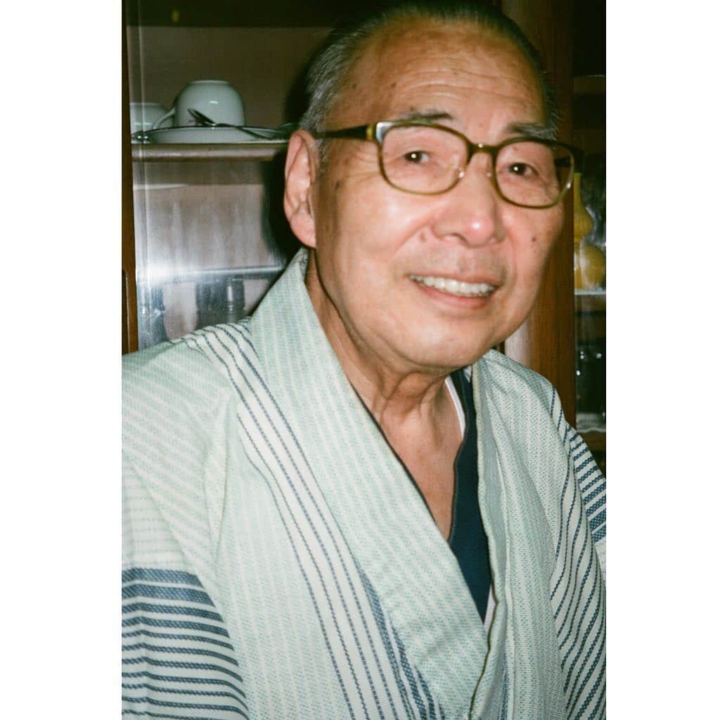 Zoff Officialのインスタグラム：「TOKYO GUIDE MAP EYE am a HERO! . 清水十一さん/オーナー 【浅草_すなっく しんちゃん】 . ZA181004_64A1 ¥5,400(税込) . PHOTOGRAPHY 草野庸子 . たくさん歌って食べて飲んで 横でしんちゃんが踊るから . しんちゃんこと清水さんの人生は長い。 コック、食堂経営、小学校給食の調理師など、飲食関係の仕事をする傍ら、22歳で日本舞踊を始め、弟子を取るほどの達者ぶり。 「すなっく しんちゃん」は、そんな清水さんの人生の集大成といえる店。客がカラオケを歌う横で、しんちゃんが華麗に舞い、手料理を振る舞う。 学校給食仕込みの、優しい味わいについ箸が進む。地元の常連が多い店かと思いきや、北海道から沖縄まで、全国にファンがいるというから驚きだ。 花やしきの裏という少しコアな立地は、誰もが気軽に来られる場所ではないが、その分、観光客に揉まれず、ぼったくりの心配をすることもなく、4,000円もあれば、安心して好きなだけ楽しめるのだ。 . SHIN-CHAN/ Mr. Shimizu known as “Shin-chan” has lead a long life. While he worked in food and drink related industries such as cook, dining hall operator, and school lunch chef, he started classical Japanese dance at the age of 22 and became so advanced that he even took in the apprentice. "Snack（Japanese drinking establishment with surcharge）Shin-chan" can be considered as a culmination of his life. Shin-chan splendidly dances and cooks next to customers singing karaoke. Customers love his warm flavors from his experience as school lunch chef. One would think that this place has lots of local regulars, but surprisingly there are fans all over Japan from Hokkaido to Okinawa. The bar is located behind an amusement park called “Hanayashiki” which is not easy for everyone to find, but in that sense, with only ￥4,000, you can relax and enjoy without being over charged. . #zoff#fashion#glasses#eye#eyewear#eyewearstyle#new#lens#optical#メガネ#tokyo#tokyoguidemap#eyeamahero」