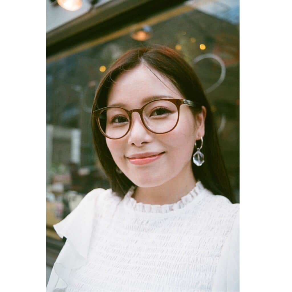 Zoff Officialのインスタグラム：「TOKYO GUIDE MAP EYE am a HERO! . 櫻井麻友さん/店長 【浅草_Ipcress Lounge】 . ZA181026_43A1 ¥5,400(税込) . PHOTOGRAPHY 草野庸子 . 下町ウケばっちり！異彩を放つ下町の刺激的空間 . コンセプトは“1968年のロンドンパブ”。下町でタイムスリップしたような浮いた店だけれど、地元の人は案外面白がってやってくる。 店長の櫻井さんも元は常連で、気になる店が近所にできたな、と通い始め、いつしかカウンターの向こう側に。 スカイツリーができていく様子を定期的に見に来ているうちに、本所吾妻橋駅近隣が好きになって、恵比寿から2011年に移転。 だけどここは下町の住宅街、店の近くにも客が飲み歩けるような店があればいいのに、と何でも作れるオーナーの阿部さんは店の2階に全く雰囲気の違う店までDIYで作り、街の楽しい場所を拡張していきつつある。 2階の店『スーパーノヴァ』のスペイシーな異空間ぶりやクオリティの高さも必見！ . IPCRESS LOUNGE / The concept of IPCRESS LOUNGE is "London Pub in 1968.” Despite being an odd bar in Shitamachi (traditional shopping, entertainment, and residential district) as if it traveled back in time, many locals actually enjoy coming here. Store manager Ms. Sakurai used to be one of the regulars who regularly visited the bar as a customer. She began to like Honjo-azumabashi Station neighborhood as she periodically visited to observe the constructing of the Sky Tree, and she moved from Ebisu in 2011. Mr. Abe, the owner of the bar, opened another bar called “Supernova” on the second floor of the building to provide one more space for their customer to enjoy. Check and enjoy Supernova’s atmosphere of different dimension. . #zoff#fashion#glasses#eye#eyewear#eyewearstyle#new#lens#optical#メガネ#tokyo#tokyoguidemap#eyeamahero」