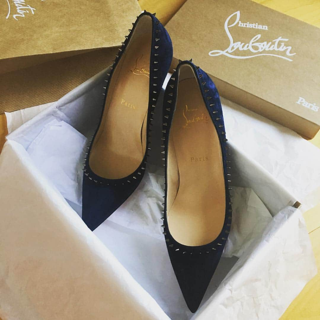 中村水咲さんのインスタグラム写真 - (中村水咲Instagram)「New shoes💖  #christianlouboutin #louboutin #newshoes #new #shoes #shopping #navy #navycolor #navyshoes #pumps #fashion #shoeslovers #クリスチャンルブタン #ルブタン #クリスチャンルブタンパンプス #ルブタンヒール #いい女 #オシャレは足元から #いい靴は素敵な場所に連れて行ってくれる」9月28日 20時38分 - misaki_mania