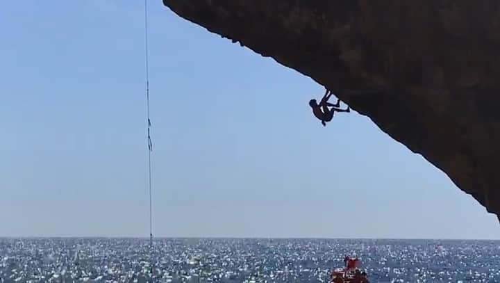 ヤン・ホイヤーのインスタグラム：「I stuck the dyno!! 🚀 😎 On my only second day of this season i got through this super low percentage move and set a new high point, falling only one move away from the victory jug! 😍 Of course I would have loved to send it, but right now my satisfaction about how quickly I got to a point I never got to in 2016 prevails! 😍 And who knows... I have one dry pair of shoes left 😜 #lastdaybestday  @mammut_swiss1862  @madrockclimbing  @neprosport osport」