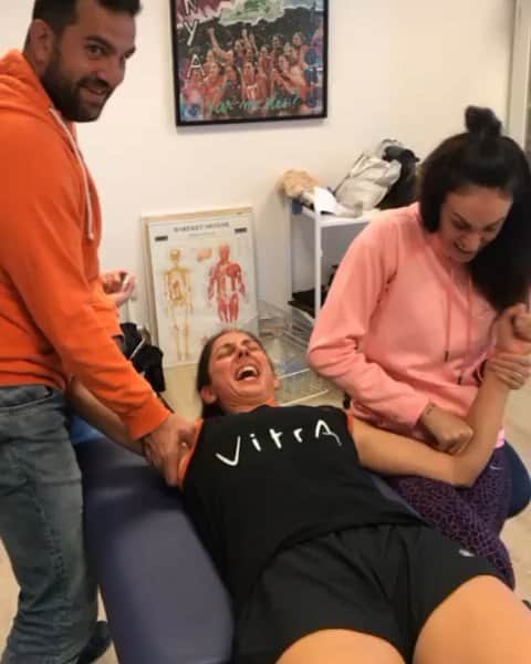 ギュルデニズ・オナルのインスタグラム：「Fotoğrafta çekilen acı tamamen gerçeği yansıtmaktadır 😁 Sonrasında ise o ağrının nasıl olmadığına şaşırıyorum. Biraz önce ağrıyordu oraya dokunmadınız bile diyorum. Ben akıl sır erdiremedim. Yok yok bu iki kişi de sihirli ellere sahip. Başka açıklaması yok 😁🤔 @egzersizce @seckin.piskin ❤❤❤」