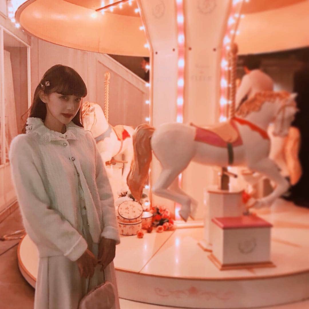 酒元麻衣（まいへー）のインスタグラム：「今日はmaisondefleurのpartyへ🎠 メリーゴーランドに乗ったり、 フラワーアレンジメントのワークショップに参加したり、、何よりメゾンドフルールの世界観がとっても素敵でした❤︎❤︎ @maisondefleur_press (画像の明るさ上げたら画質が荒くなってしまった😢)」