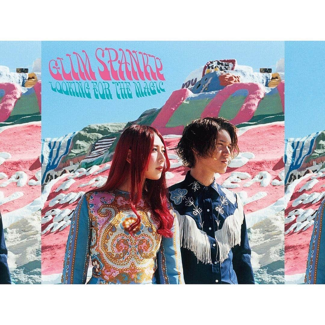 松尾レミさんのインスタグラム写真 - (松尾レミInstagram)「NEW PHOTO📷❤️❤️❤️in L.A.  2018.11.21 GLIM SPANKY 4th Album "LOOKING FOR THE MAGIC"release! ‪新アルバムの情報公開！特典も！私がTシャツ&アートZINE作るよ📕そしてLAで色々やってきたの！衣装は自前で揃えてるけど今回はなんとヘアメイクも全部自分達でやったの😎💄✌️レミ服は最強にロックでクールなヴィンテージのジャンプスーツ、亀服は前回LA来たときに古着屋で見つけた最高なウエスタンシャツ👍👍‬ サルベーションマウンテンは、前に旅行で来たので 降り立ったのは2度目⛰今回、死ぬほど暑かった🌞 (旅行で行ったときの写真も、いつかまたUPするね。) ジャケデザインは、デビューからずっと一緒に世界を作り上げて下さっている @yoshihiro_sugawara  写真は、特別な空気感を美しくフィルムに落とし込む魔法使い @yagisaki_ (しかも、日芸の先輩)」9月28日 22時32分 - remimatsuo