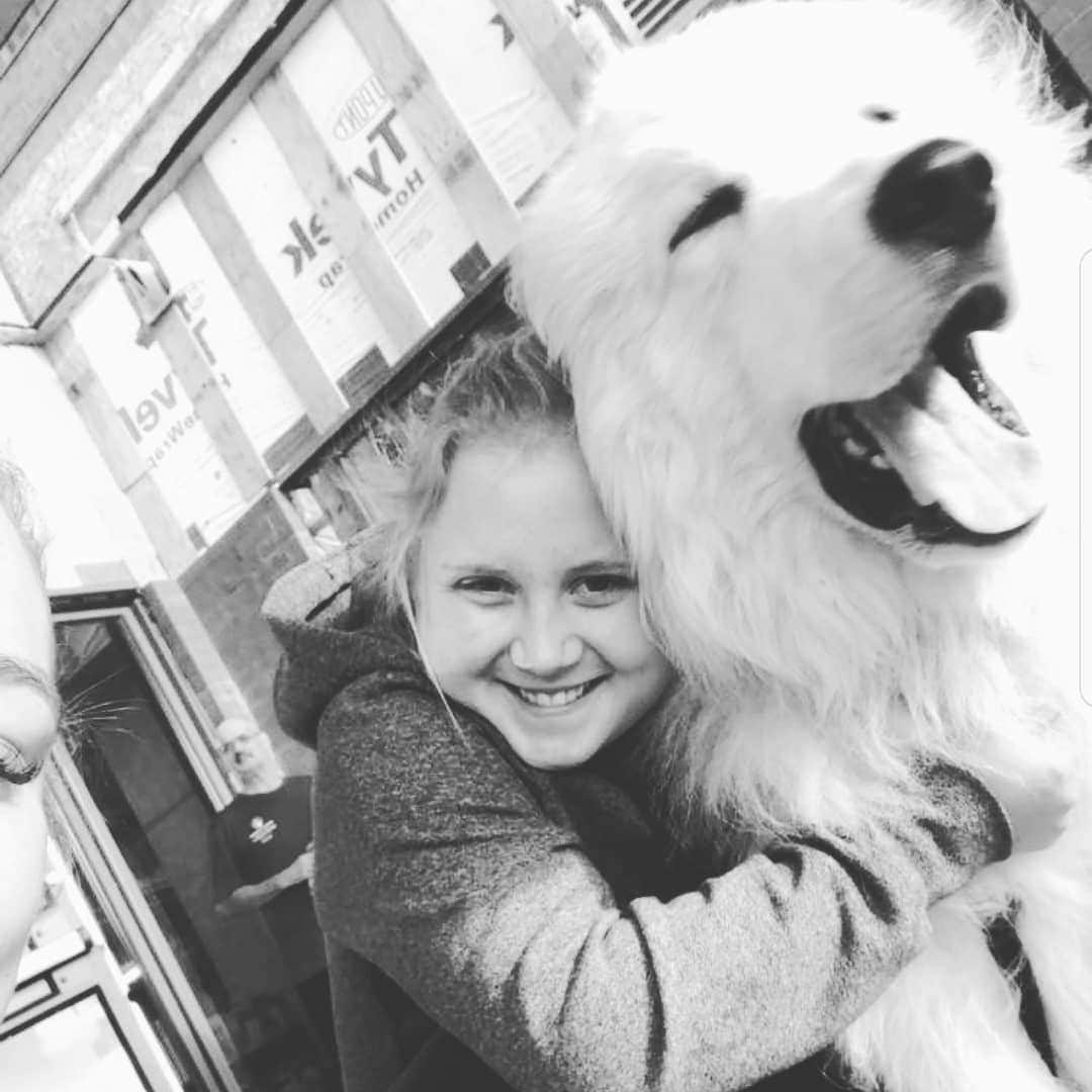 ジュリアン・セガンのインスタグラム：「J'avais juste le goût de lui faire un calin car il était plus gros que moi 🐕  @jennaemily7 📸」