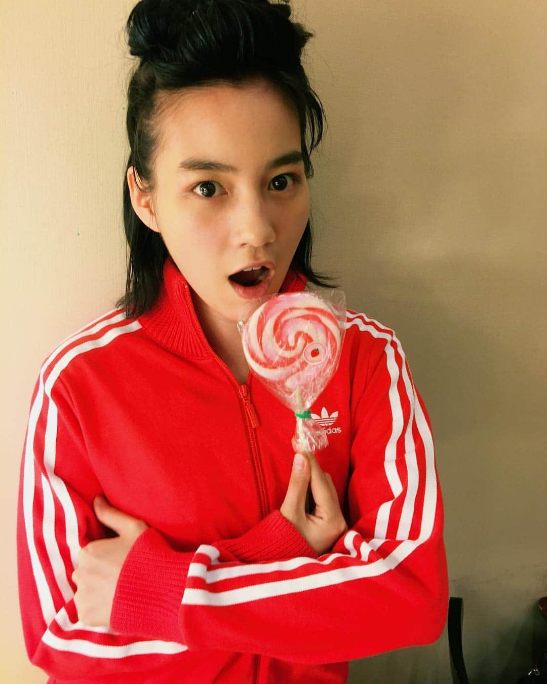 のん（能年玲奈）さんのインスタグラム写真 - (のん（能年玲奈）Instagram)「明日20時から、ミライさん4話配信！ フルキチパパ、悲しみ…。 見てね！ #ミライさん #4話 #フルキチ」9月28日 22時46分 - non_kamo_ne