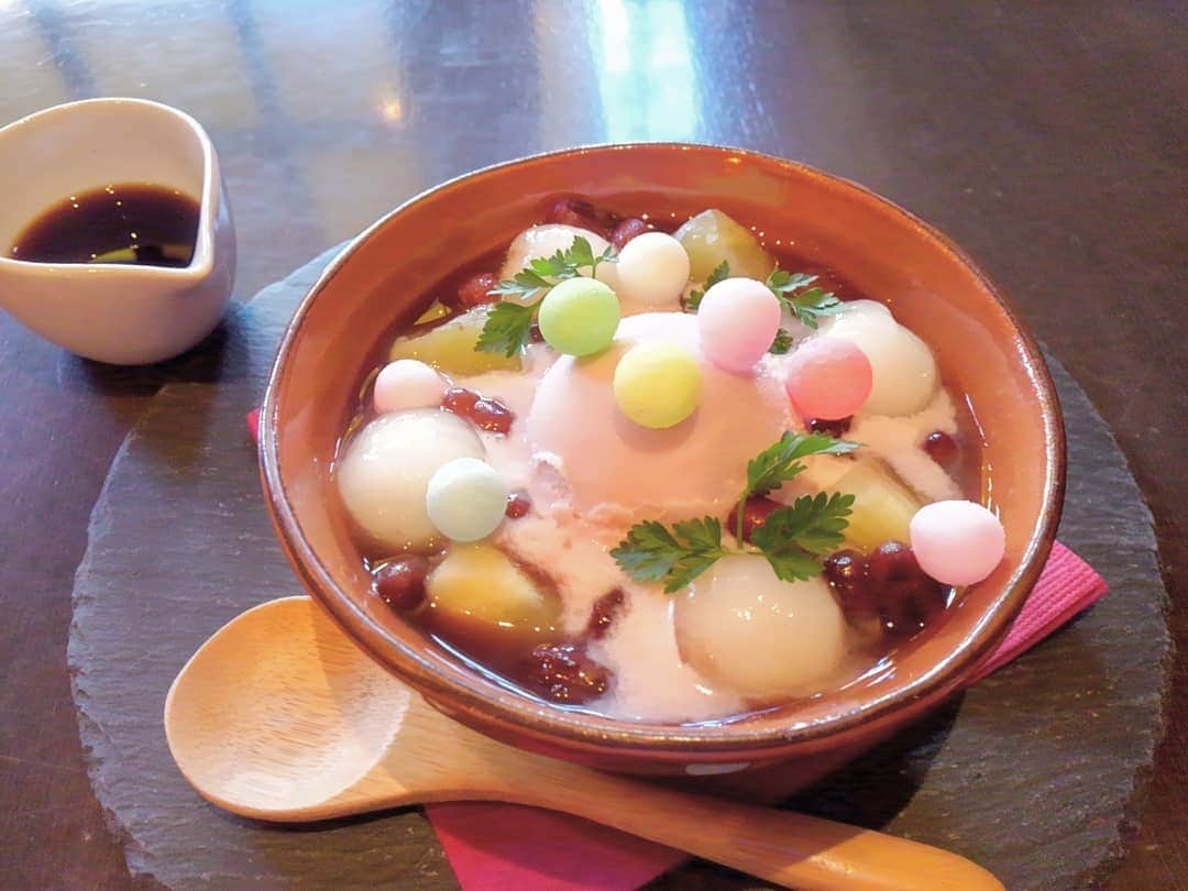 おいもカフェ金糸雀のインスタグラム：「. おいりがカワイイ『おいもぜんざい』。 甘いあずきの上に、おいもや白玉、おめでたい伝統菓子おいりを散りばめた、フォトジェニックな甘味です♪ . #おいもカフェ金糸雀 #カフェ #鎌倉 #ぜんざい #スイーツ #フォトジェニック #おいもカフェ #おいり #さつまいも #おいも . 《おいもカフェ金糸雀》 営業時間：10:00-18:00(L.O.17:30) 定休日：水曜日 248-0006 神奈川県鎌倉市小町2-10-10 小町TIビル1F TEL：0467-22-4908」