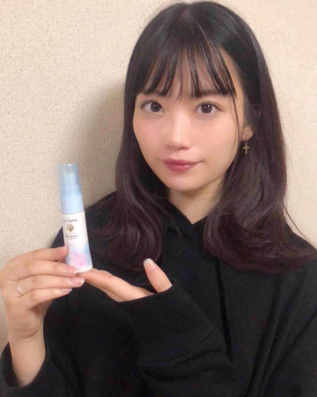 樋口綾奈のインスタグラム：「こんばんは〜🌙 ラサーナさんから新発売の香りのヘアエッセンスを頂きました！とってもいい香りがして髪の毛がさらさらに✨嬉しい☺️ #ラサーナ #ウォーターリボンの香り #ツヤ髪 #ザボンの香り #ピュアモテ髪 #ヘアオイル #海藻ヘアエッセンス #新発売の香り」