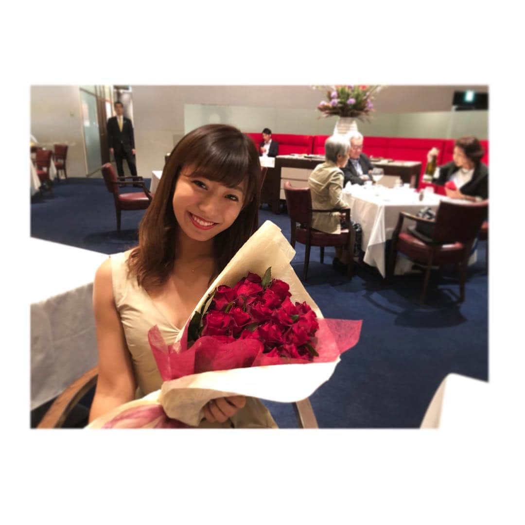 のインスタグラム：「💐 . 私ごとではありますが きょう9月28日に23歳になりました🙌 改めて家族や友達、応援して下さっている方の 大切さを実感しました☺️💕 . 今年は色々なことに挑戦してとにかく仕事頑張ります💪 まだまだ至らぬ点が多くありますが これからも23歳の白戸を宜しくお願いします🙇‍♀️✨ まずはしっかりと「黒戸」から「白戸」になれるよう 美白ケアに励みます😂 . 少しでも早く岡山・香川の皆さんの 役に立てるよう頑張るぞ〜！ . #KSB #瀬戸内海放送 #5ch #アナウンサー #23歳 #レストランタテルヨシノ銀座  #バラの花は何本でしょうか🌹？」