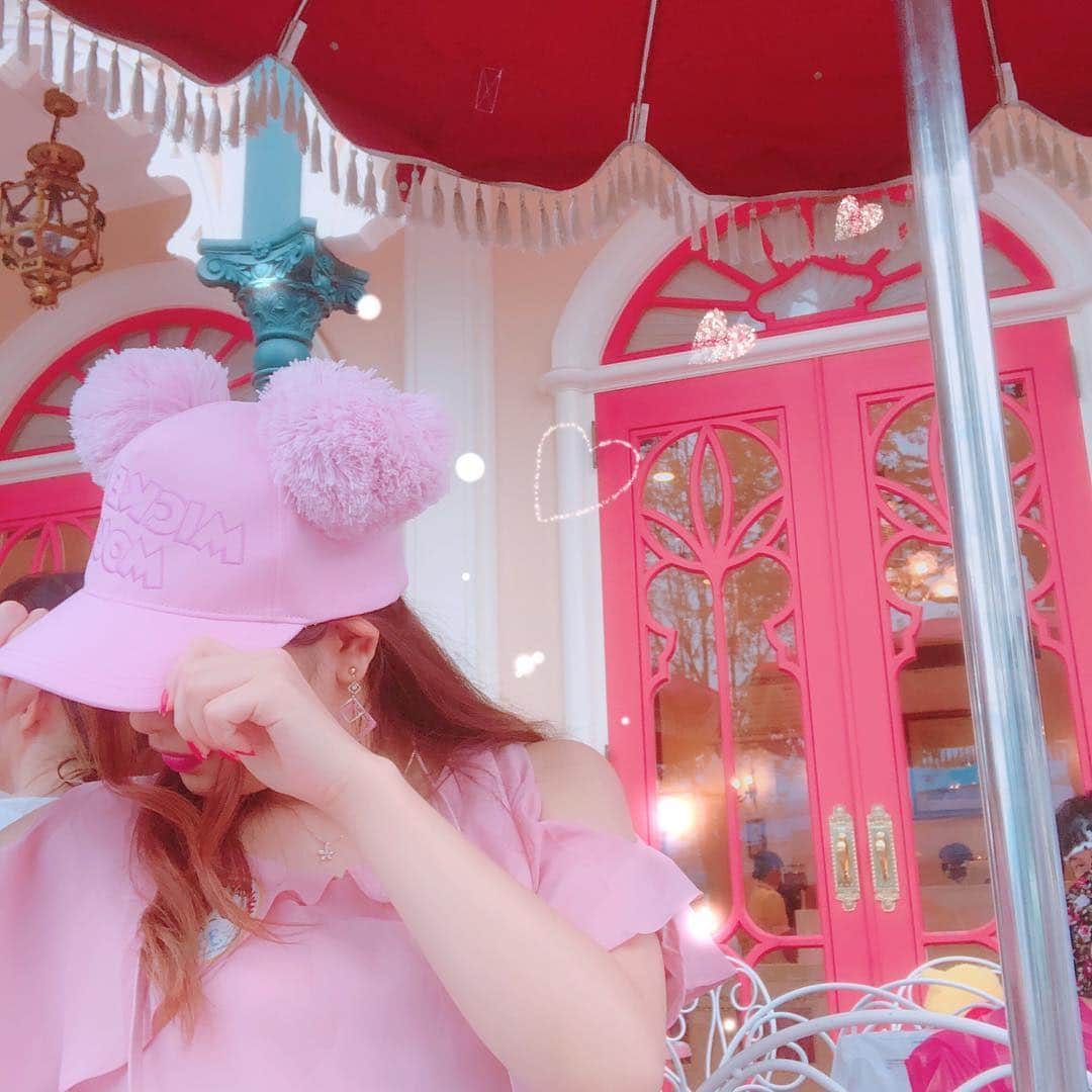 高橋里彩子さんのインスタグラム写真 - (高橋里彩子Instagram)「. ♡✼••┈┈┈┈••✼*◌.。••┈┈┈┈••✼♡﻿ ﻿ 今日東京ディズニーランドの﻿ 「Celebrate！Tokyo Disneyland」﻿ 終了日発表された😭💗﻿ ﻿ ﻿ 2019年4月26日に終了だってー😫❤️﻿ ﻿ その間には見に行かなくては😭💕﻿ ﻿ ﻿ でも、新しく夏に﻿ 新しいアトラクションがシーに﻿ 「ソアリン：ファンタスティック・フライト」 ﻿ がオープンして、﻿ ハンガーステージ新規ショー「ソング・オブ・ミラージュ」 もスタートするんだって♥️﻿ ﻿ ﻿ それはそれで楽しみだなぁ😋💗﻿ ﻿ ﻿ ちなみにが帽子は﻿ ポンポン耳付きキャップ🐭❤﻿ ﻿ ﻿ 帽子の中でもカジュアルなのに﻿ かわいらしさも出したい女子に﻿ 人気のキャップ🌸﻿ パステルピンクと、ミッキーの耳のポンポンが﻿ かわいいんだ💘﻿ ﻿ ﻿ ﻿ ﻿ #ディズニーランド #ディズニー  #ディズニーコーデ #ディズニー帽子 #ディズニーピンク #ディズニーコーデ #ディズニー情報 #disneyland #disney #disneysea #disneyinsta #disneylife ﻿ ﻿ ﻿ ♡✼••┈┈┈┈••✼‎‎◌.。••┈┈┈┈••✼♡」9月28日 23時25分 - konkonwanwan