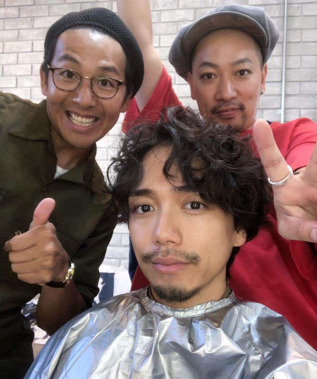 山崎育三郎さんのインスタグラム写真 - (山崎育三郎Instagram)「今日は取材でい。  久しぶりに、助六以外の現場。  やっぱりホッとするチーム。  髭を絶賛してくれる百瀬さんと高橋さん＾＾ 今日もありがとうー！」9月29日 0時10分 - ikusaburo_yamazaki