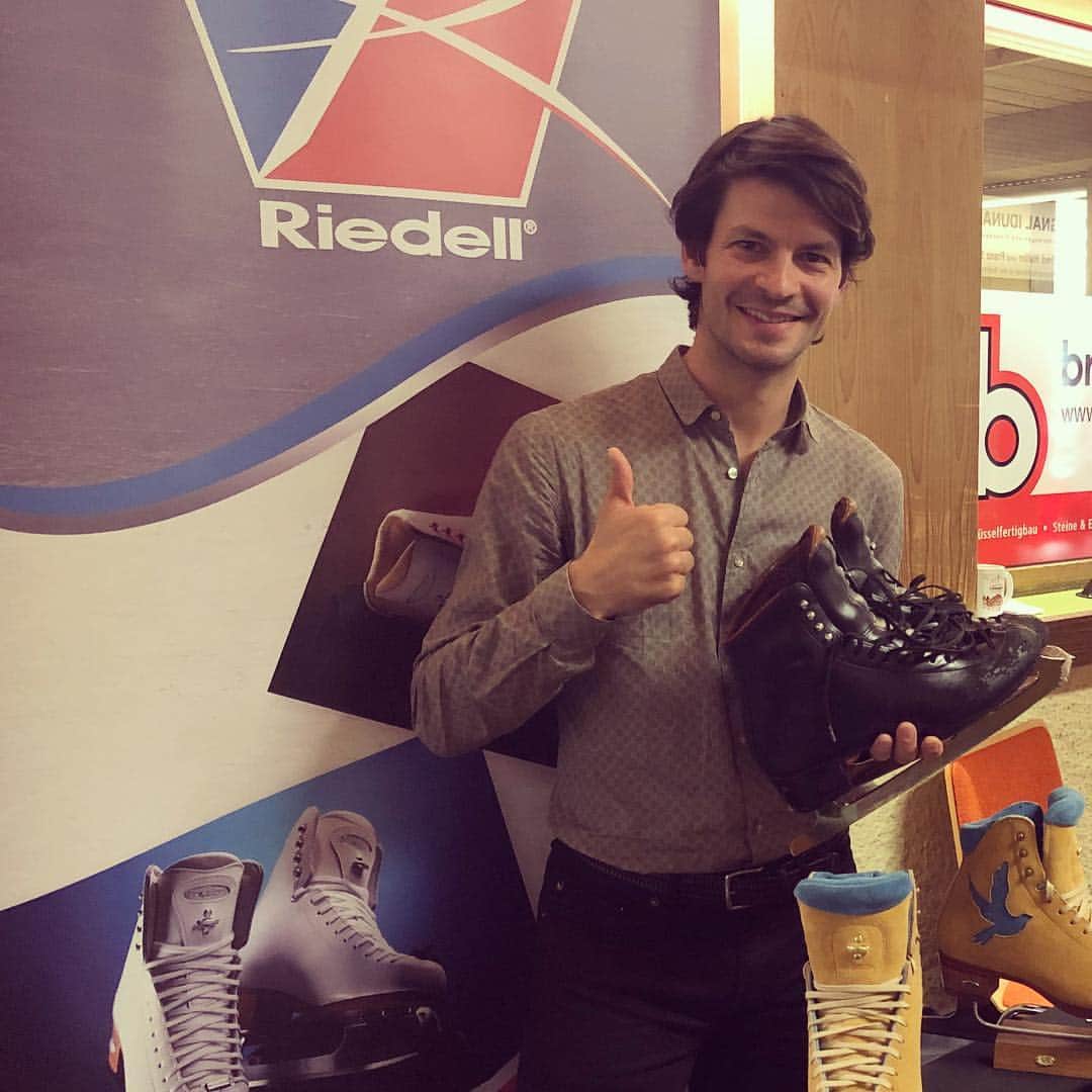 ステファン・ランビエールのインスタグラム：「Visiting the Riedell stand at Nebelhorn Trophy. Love my boots! #iSkateRiedell #TeamRiedell」